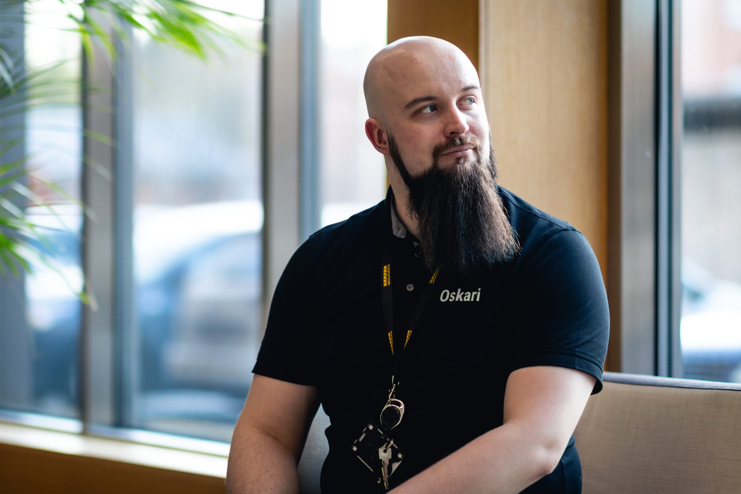 Oskari Järvelin kuvattuna Oulun Podcast-studiolla